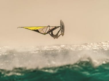 un homme fait un table top en windsurf