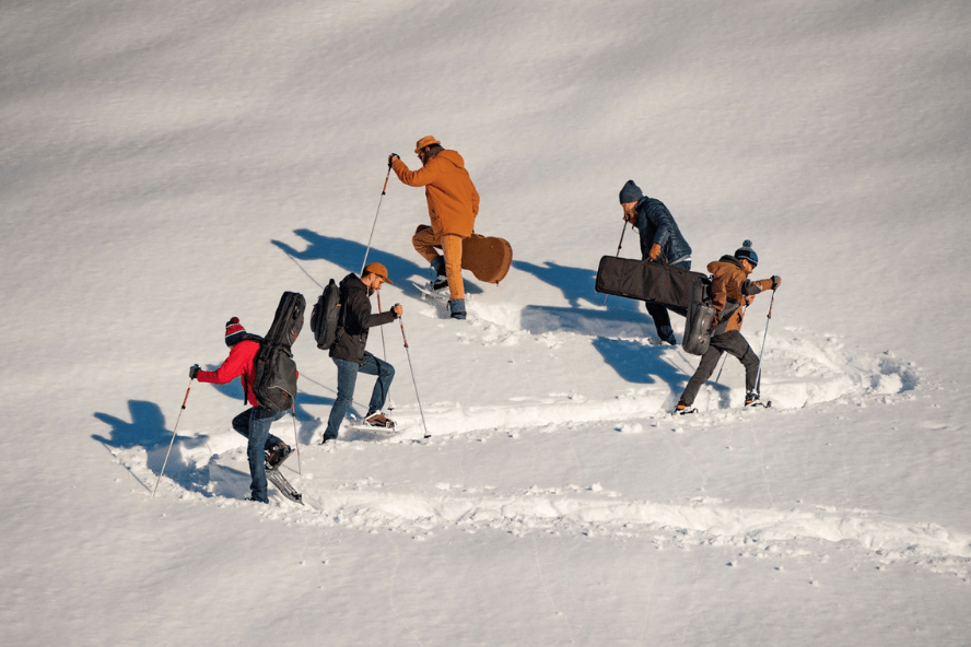 musiciens qui montent la montagne enneigée