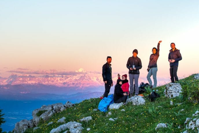 Groupe en randonnée et bivouac dans le Jura