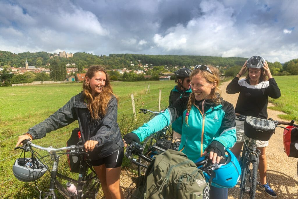 un groupe de femmes marche leur vélo à la main