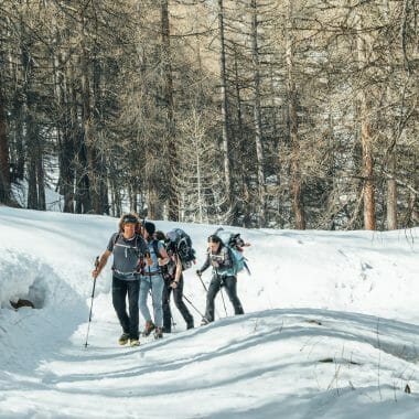Groupe randonnant en raquettes dans la vallée de la Clarée