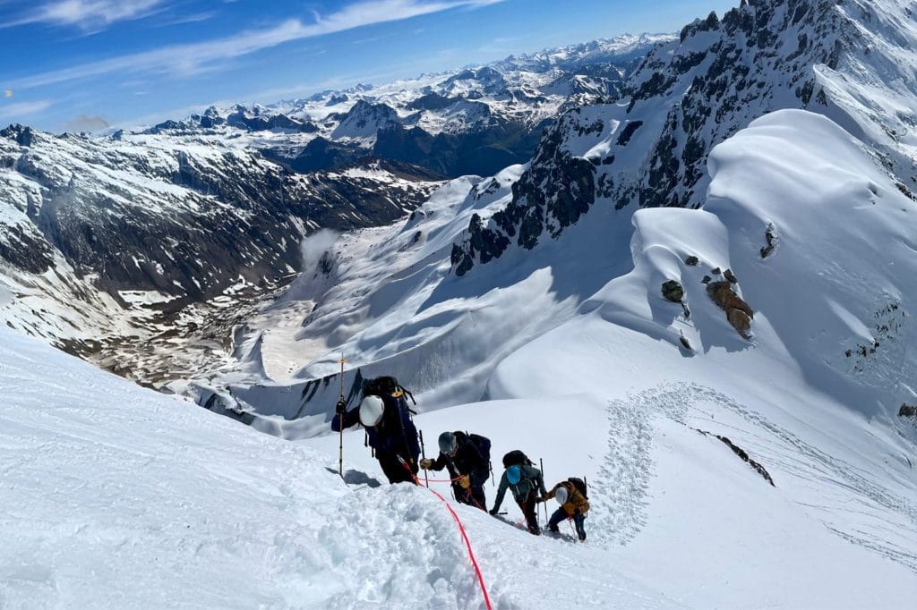 Groupe d'alpinistes dans le Parc Naturel des Écrins