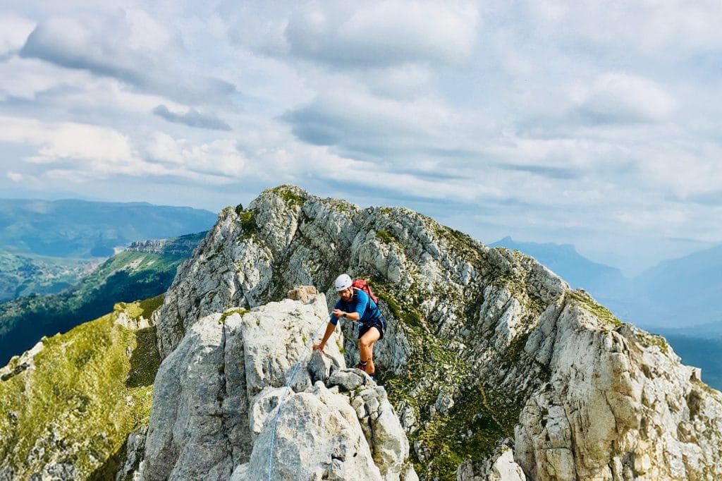 Grimpeur sur les crêtes du Vercors pendant un stage d'escalade