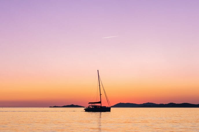 un voilier sur la mer dans le coucher de soleil