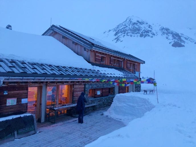 Construction d'igloo et randonnée en raquettes en Savoie – Image 36