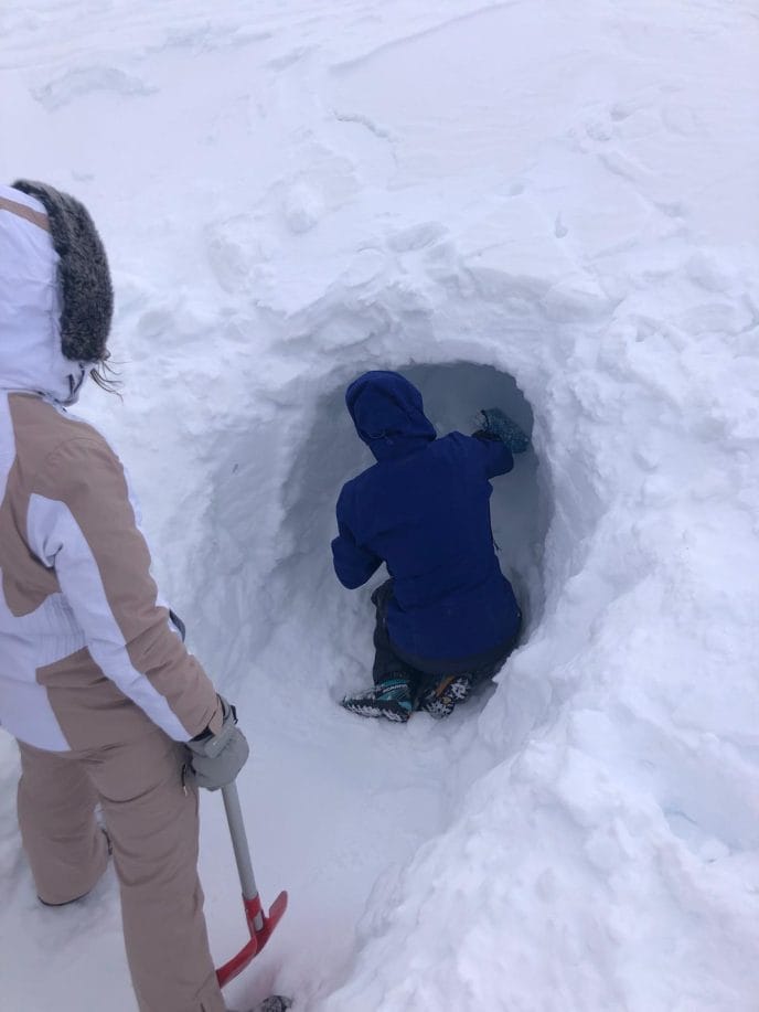 Construction d'igloo et randonnée en raquettes en Savoie – Image 35