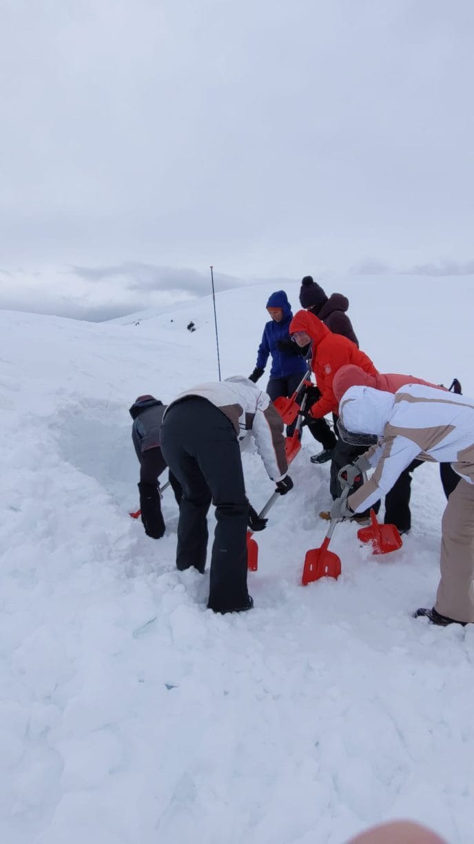 Construction d'igloo et randonnée en raquettes en Savoie – Image 3