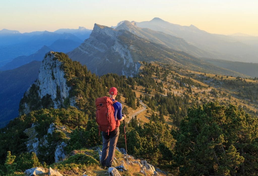 Randonneur sur les hauts plateaux du Vercors, le territoire des loups