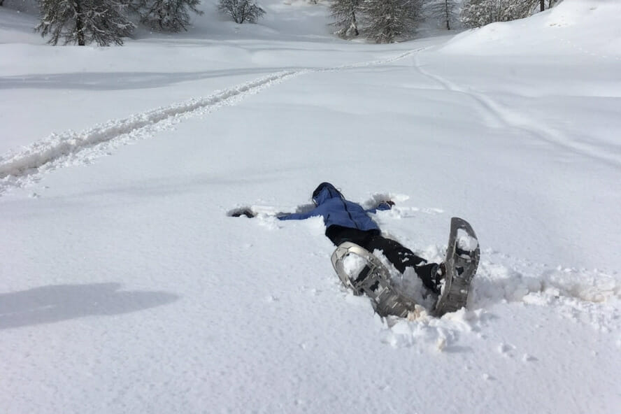 Quand on tombe dans la neige lors d'une randonnée en raquettes, mieux vaut avoir la bonne technique pour se relever !