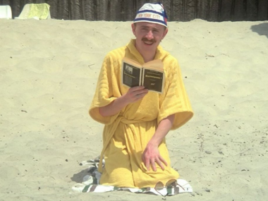 homme sur la plage qui lit un livre