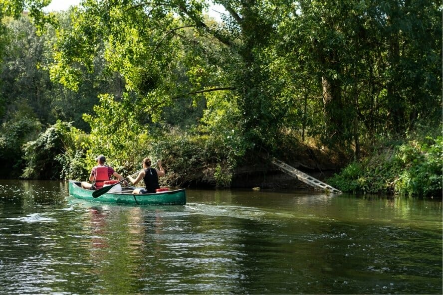 canoe sur riviere calme