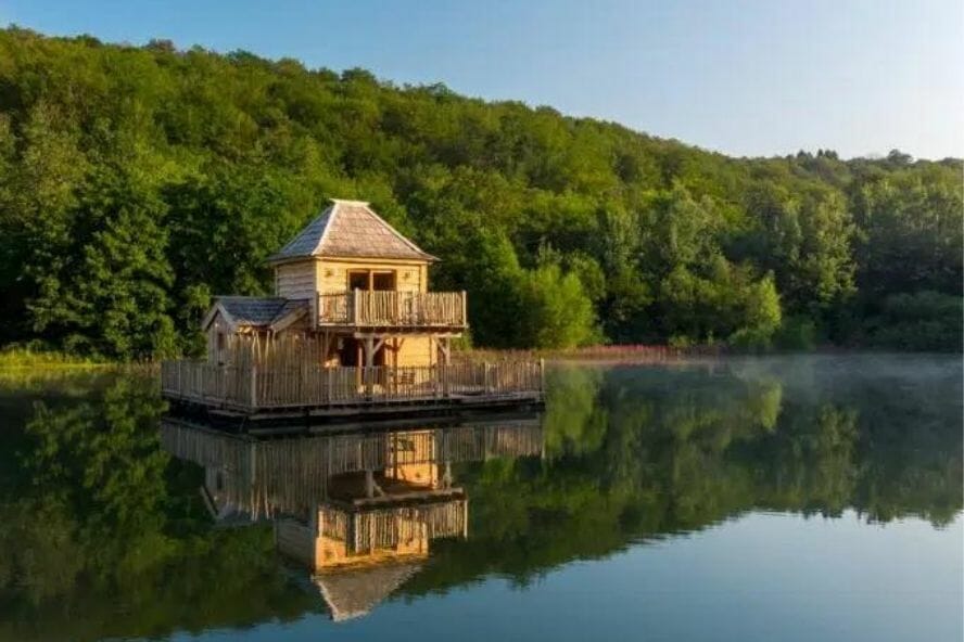 maison au centre d'un lac