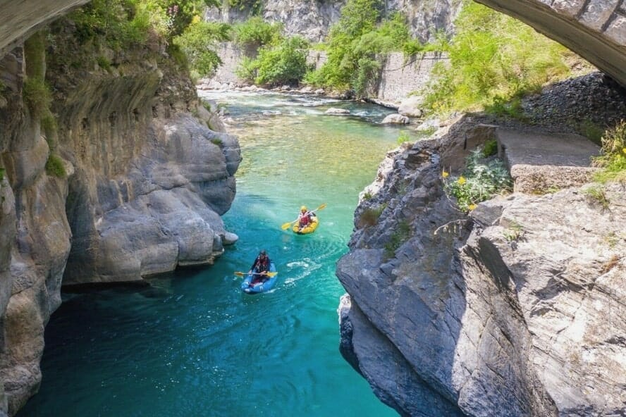 canoe sur eau turquoise