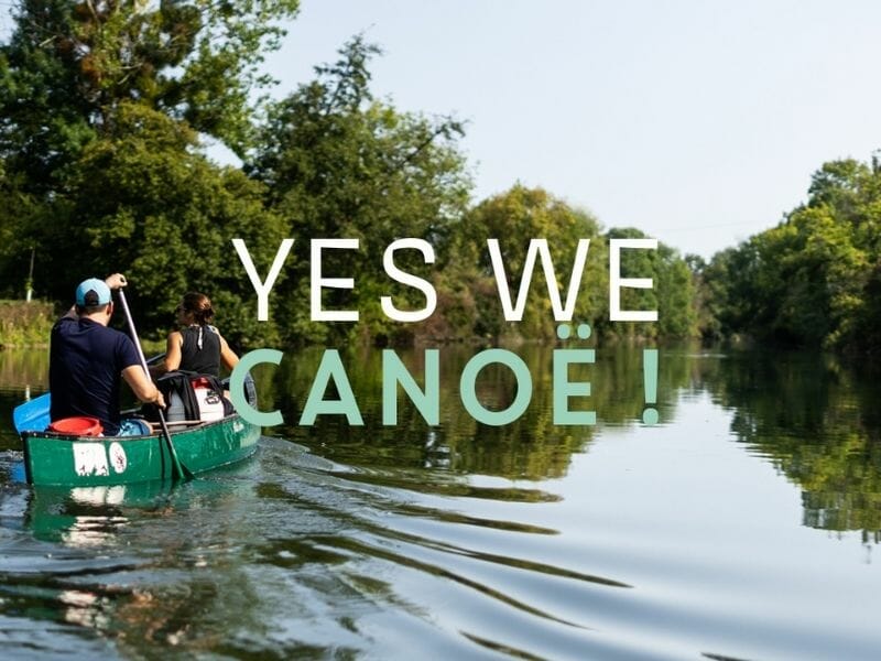 deux personnes sur un canoe entrain de pagayer