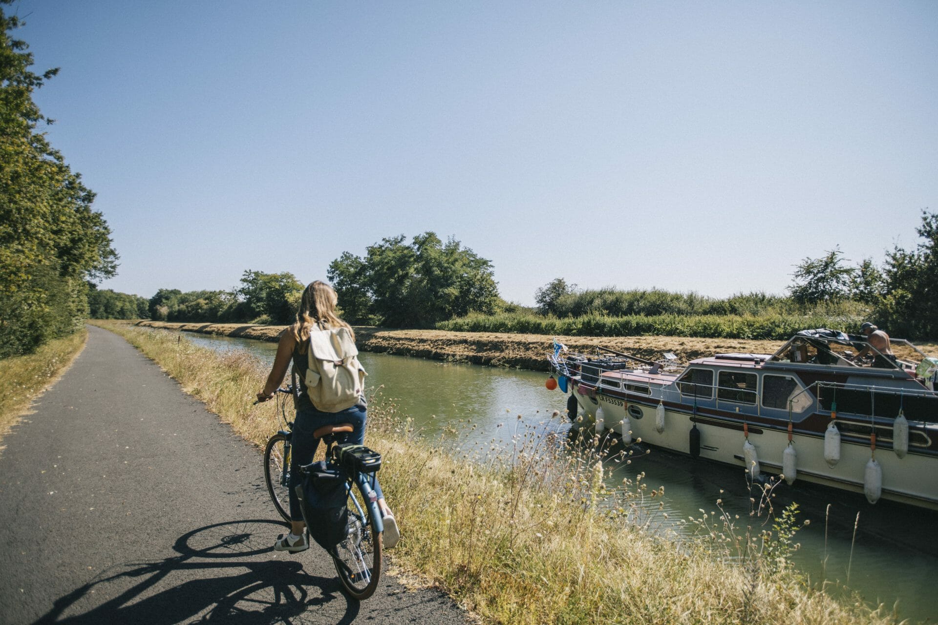 femme à vélo au bord de l'eau