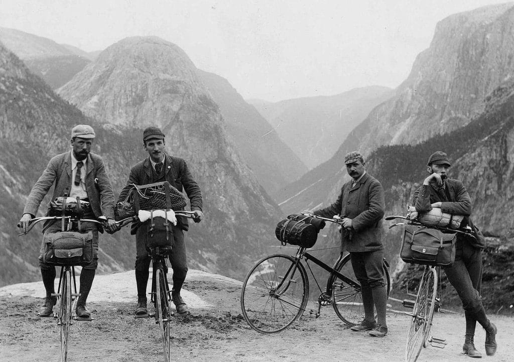 Muletiers à vélo en 1887 : pas