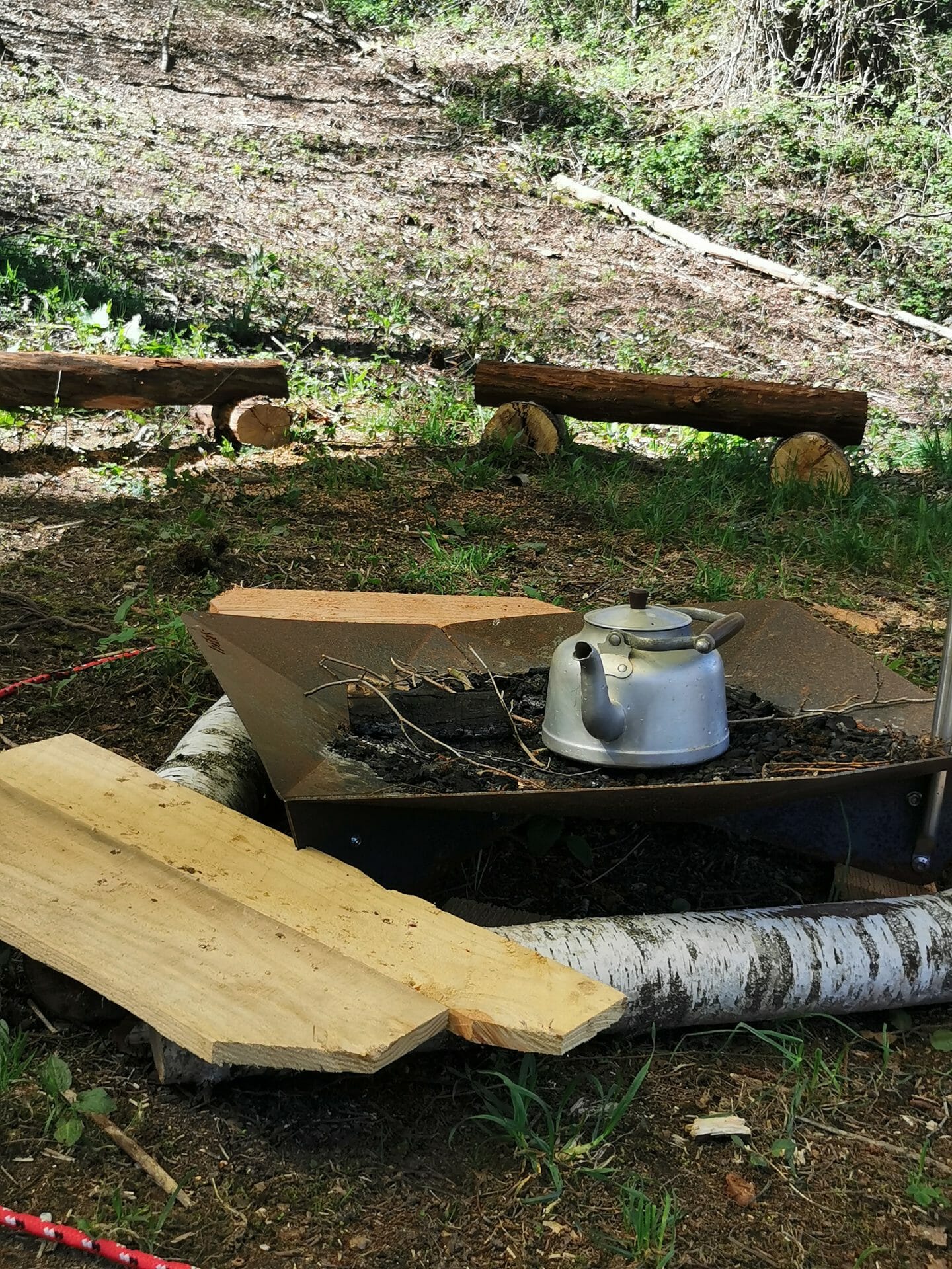 bouilloire sur feu campement