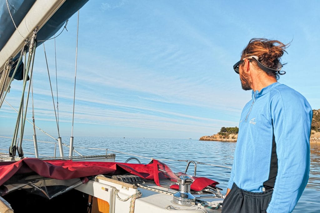 Navigateur sur un voilier dans les Calanques