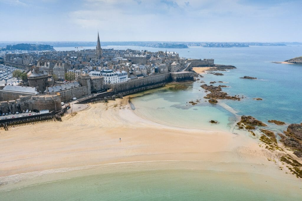 Vue aérienne de Saint-Malo, la cité corsaire bretonne