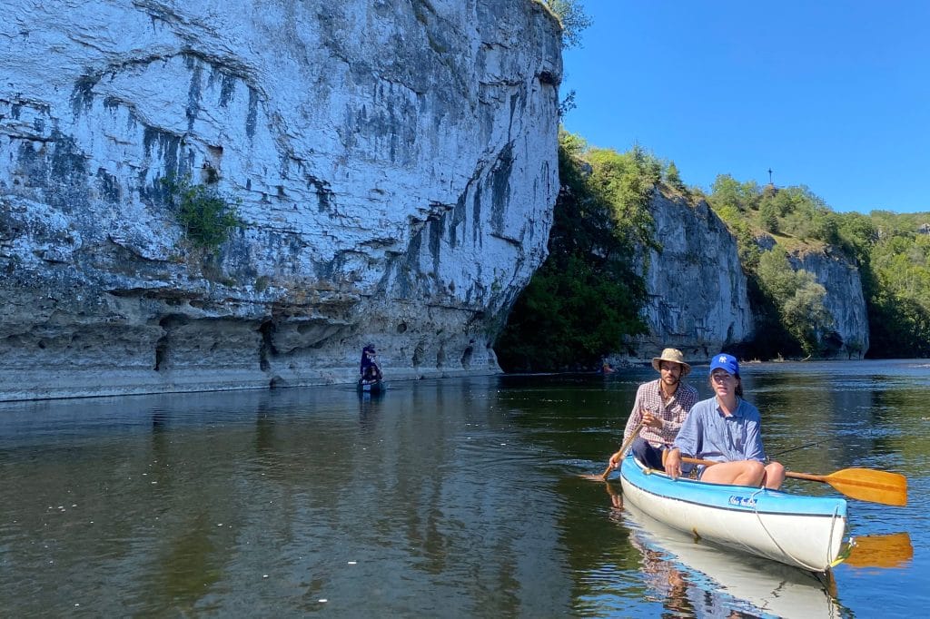 Couple descendant la Dordogne en canoë