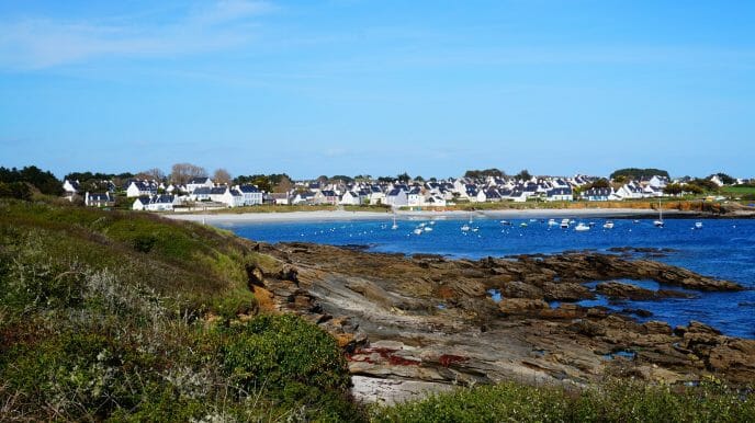 Petite crique, port de plaisance et village breton typique sur l'Île de Groix