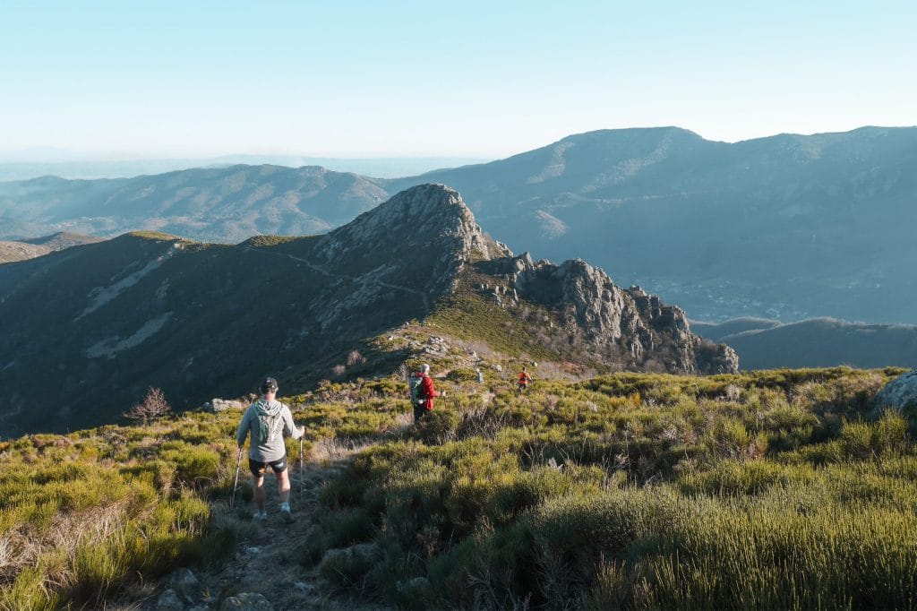 Groupe de randonneurs sur les crêtes de l'Ardèche