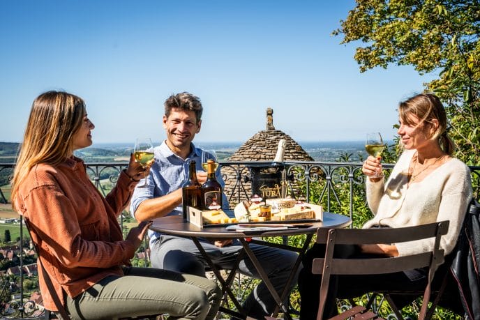 Dégustation produits locaux à la Maison de la Haute Seille - fromage, Vin Jaune et Crémant