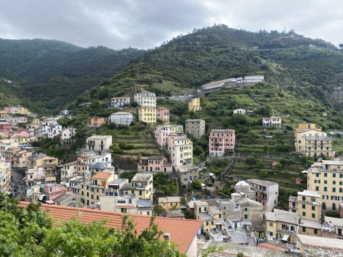 randonnée en italie dans les cinque terre, en auberge
