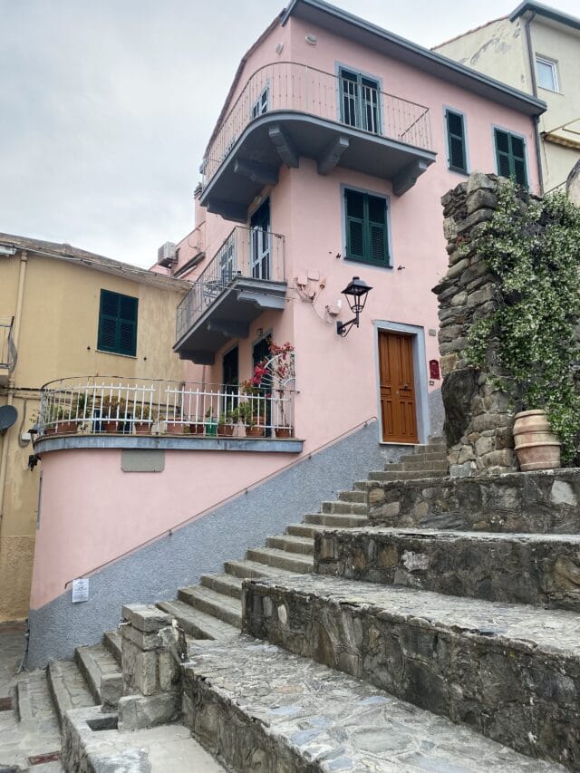 randonnée en italie dans les cinque terre, en auberge