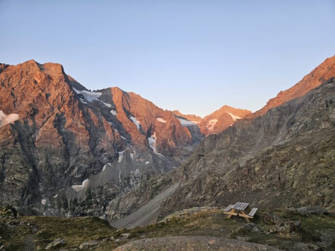 trek : le tour des glaciers des Écrins en refuge