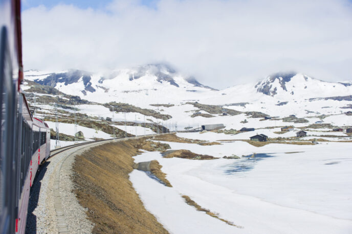 nouvel an : trek en raquettes, des glaciers au fjord norvègien