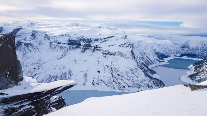 nouvel an : trek en raquettes, des glaciers au fjord norvègien